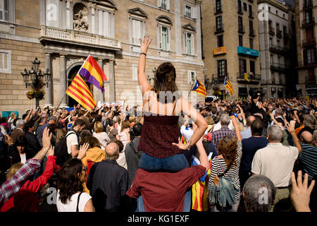 Barcelona, Spanien. 02 Nov, 2017. Leute, die sich vor dem Palau de la Generalitat von Katalonien zur Unterstützung der Beklagten katalanischer Politiker sammeln. Spanien Nationalen Gericht in Madrid wäre möglich Rebellion gegen Politiker für die Unabhängigkeit der Region erklärt Katalanisch gelten. Der abgesetzte katalanische Präsident, Carles puigdemont, könnte einen Haftbefehl Gesicht wenn er scheitert vor Gericht über seine Rolle in der Erklärung der Unabhängigkeit in der vergangenen Woche zu bezeugen. Credit: Jordi boixareu/alamy leben Nachrichten Stockfoto