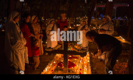 Dhaka, Bangladesch. 02 Nov, 2017. bangladeshi christlichen Gläubigen Tag alle Seelen' beobachten, bekannt als das Fest aller Seelen, Gedenken aller verstorbenen Gläubigen in Dhaka, Bangladesch am 02. November 2017. An diesem Tag Christen kommen auf den Friedhof und beten für die Verstorbenen Seelen von ihren Lieben..alle Seele Tag ist eine römisch-katholische Tag des Gedenkens für die Freunde und Angehörigen, die vergangen. Das kommt von dem alten heidnischen Fest der Toten, die die heidnischen Glauben, dass die Seelen der Verstorbenen für eine Mahlzeit mit der Familie zurückkehren würde gefeiert. Credit: zakir Hossain chowdhu Stockfoto