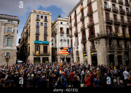 Barcelona, Spanien. 02 Nov, 2017. Leute, die sich vor dem Palau de la Generalitat von Katalonien zur Unterstützung der Beklagten katalanischer Politiker sammeln. Spanien Nationalen Gericht in Madrid wäre möglich Rebellion gegen Politiker für die Unabhängigkeit der Region erklärt Katalanisch gelten. Der abgesetzte katalanische Präsident, Carles puigdemont, könnte einen Haftbefehl Gesicht wenn er scheitert vor Gericht über seine Rolle in der Erklärung der Unabhängigkeit in der vergangenen Woche zu bezeugen. Credit: Jordi boixareu/alamy leben Nachrichten Stockfoto