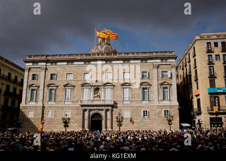 Barcelona, Spanien. 02 Nov, 2017. Leute, die sich vor dem Palau de la Generalitat von Katalonien zur Unterstützung der Beklagten katalanischer Politiker sammeln. Spanien Nationalen Gericht in Madrid wäre möglich Rebellion gegen Politiker für die Unabhängigkeit der Region erklärt Katalanisch gelten. Der abgesetzte katalanische Präsident, Carles puigdemont, könnte einen Haftbefehl Gesicht wenn er scheitert vor Gericht über seine Rolle in der Erklärung der Unabhängigkeit in der vergangenen Woche zu bezeugen. Credit: Jordi boixareu/alamy leben Nachrichten Stockfoto