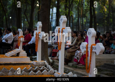 Dhaka, Bangladesch. 02 Nov, 2017. bangladeshi christlichen Gläubigen Tag alle Seelen' beobachten, bekannt als das Fest aller Seelen, Gedenken aller verstorbenen Gläubigen in Dhaka, Bangladesch am 02. November 2017. An diesem Tag Christen kommen auf den Friedhof und beten für die Verstorbenen Seelen von ihren Lieben..alle Seele Tag ist eine römisch-katholische Tag des Gedenkens für die Freunde und Angehörigen, die vergangen. Das kommt von dem alten heidnischen Fest der Toten, die die heidnischen Glauben, dass die Seelen der Verstorbenen für eine Mahlzeit mit der Familie zurückkehren würde gefeiert. Credit: zakir Hossain chowdhu Stockfoto