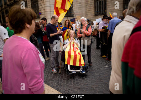 Barcelona, Spanien. 02 Nov, 2017. Leute, die sich vor dem Palau de la Generalitat von Katalonien zur Unterstützung der Beklagten katalanischer Politiker sammeln. Spanien Nationalen Gericht in Madrid wäre möglich Rebellion gegen Politiker für die Unabhängigkeit der Region erklärt Katalanisch gelten. Der abgesetzte katalanische Präsident, Carles puigdemont, könnte einen Haftbefehl Gesicht wenn er scheitert vor Gericht über seine Rolle in der Erklärung der Unabhängigkeit in der vergangenen Woche zu bezeugen. Credit: Jordi boixareu/alamy leben Nachrichten Stockfoto