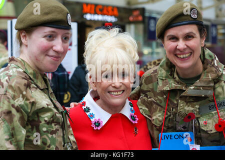 Liverpool Street Station. London, Großbritannien. 2.. November 2017. Dame Barbara Windsor und Shane Richie treten der Parachute Regiment Band an der Liverpool Street Station zum London Poppy Day der Royal British Legion bei. In seinem 12.-jährigen London Poppy Day sieht 2000 Service-Mitarbeiter, Veteranen und Freiwillige in den Bahnhöfen, Straßen und Büroblöcken der Hauptstadt in dem Versuch, 1m £an einem einzigen Tag zu sammeln. Es ist die größte Bargeldsammlung dieser Art in Europa und findet auf halbem Weg durch den Poppy Appeal statt. Quelle: Dinendra Haria/Alamy Live News Stockfoto