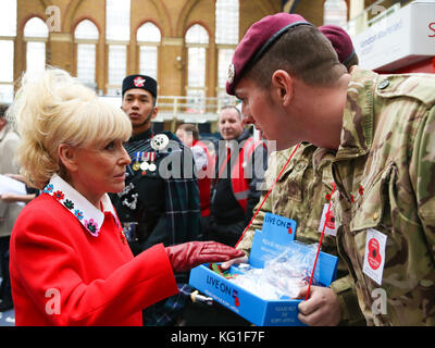 Liverpool Street Station. London, UK. 2 Nov, 2017. Dame Barbara Windsor und Shane Richie verbindet das Parachute Regiment band an der Liverpool Street Station in London poppy Tag der Royal British Legion. in seinem 12. Jahr London poppy Day 2000 Service personal, Veteranen und Freiwilligen in den Bahnhöfen der Hauptstadt, Straßen und Bürogebäude in einem Versuch, £1m an einem einzigen Tag zu heben sieht. Es ist die größte Street cash Sammlung ihrer Art in Europa und tritt auf halbem Weg durch die poppy Appeal. Credit: dinendra Haria/alamy leben Nachrichten Stockfoto