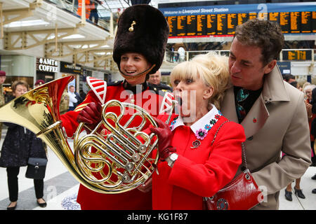 Liverpool Street Station. London, UK. 2 Nov, 2017. Dame Barbara Windsor und Shane Richie verbindet das Parachute Regiment band an der Liverpool Street Station in London poppy Tag der Royal British Legion. in seinem 12. Jahr London poppy Day 2000 Service personal, Veteranen und Freiwilligen in den Bahnhöfen der Hauptstadt, Straßen und Bürogebäude in einem Versuch, £1m an einem einzigen Tag zu heben sieht. Es ist die größte Street cash Sammlung ihrer Art in Europa und tritt auf halbem Weg durch die poppy Appeal. Credit: dinendra Haria/alamy leben Nachrichten Stockfoto