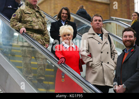 Liverpool Street Station. London, UK. 2 Nov, 2017. Dame Barbara Windsor und Shane Richie verbindet das Parachute Regiment band an der Liverpool Street Station in London poppy Tag der Royal British Legion. in seinem 12. Jahr London poppy Day 2000 Service personal, Veteranen und Freiwilligen in den Bahnhöfen der Hauptstadt, Straßen und Bürogebäude in einem Versuch, £1m an einem einzigen Tag zu heben sieht. Es ist die größte Street cash Sammlung ihrer Art in Europa und tritt auf halbem Weg durch die poppy Appeal. Credit: dinendra Haria/alamy leben Nachrichten Stockfoto