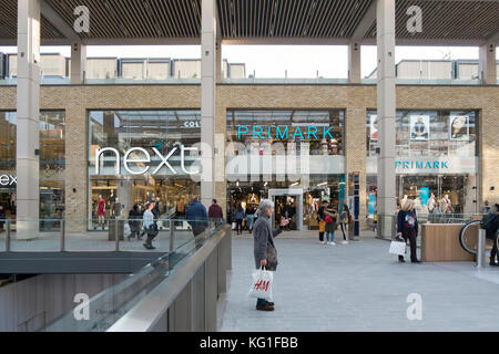 Oxford, UK. 2. Nov 2017. Menschen Einkaufen in der neuen Westgate Mitte in Oxford City Centre. Die Mall wurde umfangreich umgestaltet und in 2016-2017 erweitert und gerade wieder geöffnet. Credit: Flo Smith/Alamy leben Nachrichten Stockfoto