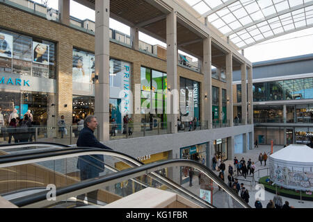 Oxford, UK. 2. Nov 2017. Menschen Einkaufen in der neuen Westgate Mitte in Oxford City Centre. Die Mall wurde umfangreich umgestaltet und in 2016-2017 erweitert und gerade wieder geöffnet. Credit: Flo Smith/Alamy leben Nachrichten Stockfoto