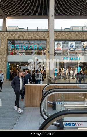 Oxford, UK. 2. Nov 2017. Menschen Einkaufen in der neuen Westgate Mitte in Oxford City Centre. Die Mall wurde umfangreich umgestaltet und in 2016-2017 erweitert und gerade wieder geöffnet. Credit: Flo Smith/Alamy leben Nachrichten Stockfoto