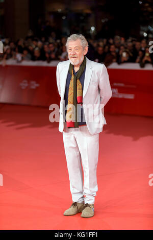 Rom, Italien. 01 Nov, 2017. Ian McKellen Spaziergänge ein roter Teppich im 12 Rom Film Fest im Auditorium Parco della Musica am 1. November 2017 in Rom, Italien. Credit: Polifoto/Alamy leben Nachrichten Stockfoto