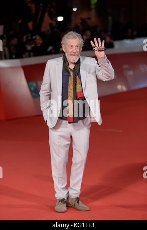 Rom, Italien. 01 Nov, 2017. Ian McKellen Spaziergänge ein roter Teppich im 12 Rom Film Fest im Auditorium Parco della Musica am 1. November 2017 in Rom, Italien. Credit: Polifoto/Alamy leben Nachrichten Stockfoto