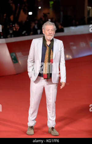 Rom, Italien. 01 Nov, 2017. Ian McKellen Spaziergänge ein roter Teppich im 12 Rom Film Fest im Auditorium Parco della Musica am 1. November 2017 in Rom, Italien. Credit: Polifoto/Alamy leben Nachrichten Stockfoto