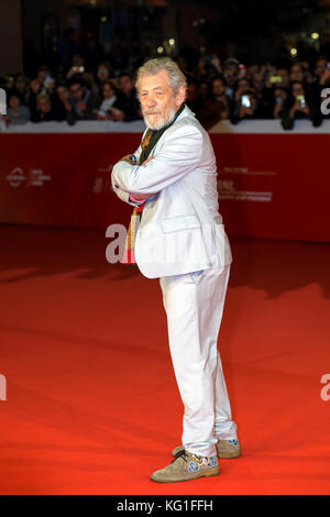 Rom, Italien. 01 Nov, 2017. Ian McKellen Spaziergänge ein roter Teppich im 12 Rom Film Fest im Auditorium Parco della Musica am 1. November 2017 in Rom, Italien. Credit: Polifoto/Alamy leben Nachrichten Stockfoto