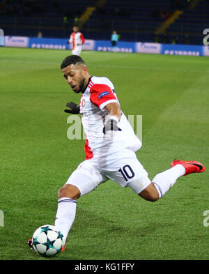 Charkiw, Ukraine. 1.. November 2017. Tonny Vilhena von Fejenoord in Aktion während des UEFA Champions League-Spiels gegen Shakhtar Donezk im OSK-Metalist-Stadion in Charkiw, Ukraine. Shakhtar gewann 3-1. Quelle: Oleksandr Prykhodko/Alamy Live News Stockfoto