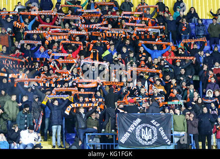 Charkiw, Ukraine. 1.. November 2017. Anhänger von Shakhtar Donetsk zeigen ihre Unterstützung beim UEFA Champions League-Spiel gegen Feyenoord im OSK-Metalist-Stadion in Charkiw, Ukraine. Quelle: Oleksandr Prykhodko/Alamy Live News Stockfoto