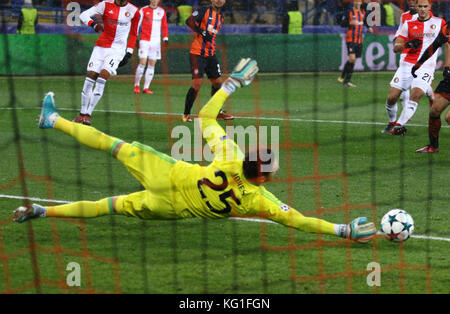 Charkiw, Ukraine. 1.. November 2017. Torhüter Brad Jones von Feyenoord in Aktion während des UEFA Champions League-Spiels gegen Shakhtar Donetsk im OSK-Metalist-Stadion in Charkiw, Ukraine. Shakhtar gewann 3-1. Quelle: Oleksandr Prykhodko/Alamy Live News Stockfoto