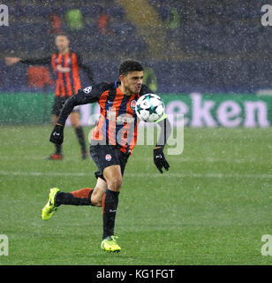 Charkiw, Ukraine. 1.. November 2017. Taison von Shakhtar Donetsk kontrolliert einen Ball während des UEFA Champions League-Spiels gegen Feyenoord im OSK-Metalist-Stadion in Charkiw, Ukraine. Shakhtar gewann 3-1. Quelle: Oleksandr Prykhodko/Alamy Live News Stockfoto