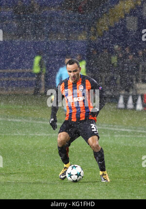 Charkiw, Ukraine. 1.. November 2017. Ismaily von Shakhtar Donetsk kontrolliert einen Ball während des UEFA Champions League-Spiels gegen Feyenoord im OSK-Metalist-Stadion in Charkiw, Ukraine. Shakhtar gewann 3-1. Quelle: Oleksandr Prykhodko/Alamy Live News Stockfoto