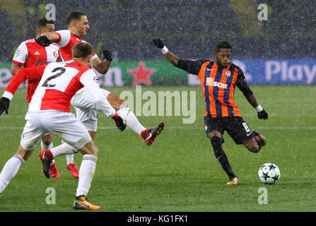 Charkiw, Ukraine. 1.. November 2017. Fred von Shakhtar Donetsk spielt im UEFA Champions League-Spiel gegen Feyenoord im OSK Metalist-Stadion in Charkiw, Ukraine, einen Ball. Shakhtar gewann 3-1. Quelle: Oleksandr Prykhodko/Alamy Live News Stockfoto