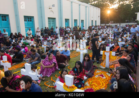 Dhaka, Bangladesch. Katholiken beobachten, 2. November 2017, wie die All Souls' Day, ein Tag des Gebets für die Toten. Familie Mitglieder Kerzen an und stellen Sie sie auf die Gräber ihrer Lieben in Allerseelen. Die Fotos von der Beobachtung wurden in den heiligen Rosenkranz Kirche in Dhaka, Bangladesch am Donnerstag. Credit: Azim Khan Ronnie/Alamy leben Nachrichten Stockfoto