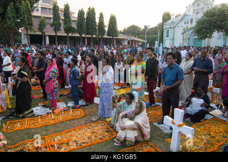 Dhaka, Bangladesch. Katholiken beobachten, 2. November 2017, wie die All Souls' Day, ein Tag des Gebets für die Toten. Familie Mitglieder Kerzen an und stellen Sie sie auf die Gräber ihrer Lieben in Allerseelen. Die Fotos von der Beobachtung wurden in den heiligen Rosenkranz Kirche in Dhaka, Bangladesch am Donnerstag. Credit: Azim Khan Ronnie/Alamy leben Nachrichten Stockfoto