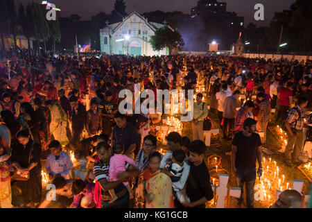 Dhaka, Bangladesch. Katholiken beobachten, 2. November 2017, wie die All Souls' Day, ein Tag des Gebets für die Toten. Familie Mitglieder Kerzen an und stellen Sie sie auf die Gräber ihrer Lieben in Allerseelen. Die Fotos von der Beobachtung wurden in den heiligen Rosenkranz Kirche in Dhaka, Bangladesch am Donnerstag. Credit: Azim Khan Ronnie/Alamy leben Nachrichten Stockfoto