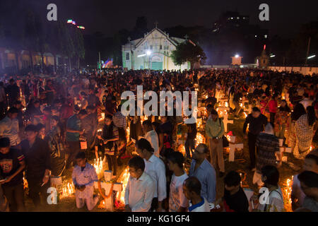 Dhaka, Bangladesch. Katholiken beobachten, 2. November 2017, wie die All Souls' Day, ein Tag des Gebets für die Toten. Familie Mitglieder Kerzen an und stellen Sie sie auf die Gräber ihrer Lieben in Allerseelen. Die Fotos von der Beobachtung wurden in den heiligen Rosenkranz Kirche in Dhaka, Bangladesch am Donnerstag. Credit: Azim Khan Ronnie/Alamy leben Nachrichten Stockfoto