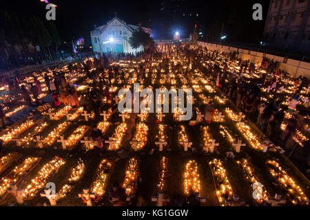 Dhaka, Bangladesch. Katholiken beobachten, 2. November 2017, wie die All Souls' Day, ein Tag des Gebets für die Toten. Familie Mitglieder Kerzen an und stellen Sie sie auf die Gräber ihrer Lieben in Allerseelen. Die Fotos von der Beobachtung wurden in den heiligen Rosenkranz Kirche in Dhaka, Bangladesch am Donnerstag. Credit: Azim Khan Ronnie/Alamy leben Nachrichten Stockfoto