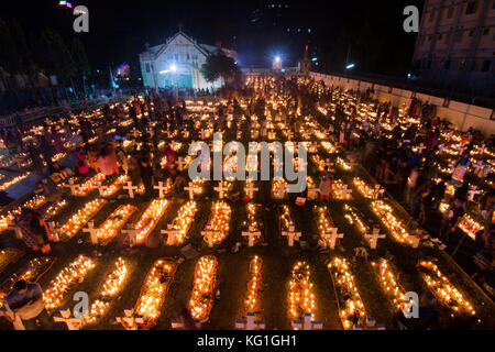 Dhaka, Bangladesch. Katholiken beobachten, 2. November 2017, wie die All Souls' Day, ein Tag des Gebets für die Toten. Familie Mitglieder Kerzen an und stellen Sie sie auf die Gräber ihrer Lieben in Allerseelen. Die Fotos von der Beobachtung wurden in den heiligen Rosenkranz Kirche in Dhaka, Bangladesch am Donnerstag. Credit: Azim Khan Ronnie/Alamy leben Nachrichten Stockfoto