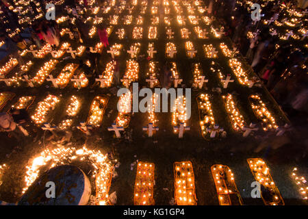 Dhaka, Bangladesch. Katholiken beobachten, 2. November 2017, wie die All Souls' Day, ein Tag des Gebets für die Toten. Familie Mitglieder Kerzen an und stellen Sie sie auf die Gräber ihrer Lieben in Allerseelen. Die Fotos von der Beobachtung wurden in den heiligen Rosenkranz Kirche in Dhaka, Bangladesch am Donnerstag. Credit: Azim Khan Ronnie/Alamy leben Nachrichten Stockfoto