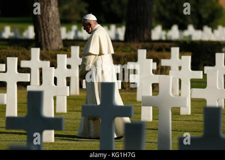 Rom, Italien. November 2017. PAPST FRANZISKUS feiert den Tag des Todes auf dem Militärfriedhof von Nettuno und in der Fosse Ardeatine. Quelle: Evandro Inetti/ZUMA Wire/Alamy Live News Stockfoto