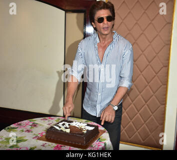 Mumbai, Maharashtra, Indien. November 2017. Der indische Filmschauspieler Shahrukh Khan feiert mit Medienmitarbeitern im Hotel Taj Lands End in Bandra in Mumbai den 52. Geburtstag. Azhar Khan/ZUMA Press Credit: Azhar Khan/ZUMA Wire/Alamy Live News Stockfoto