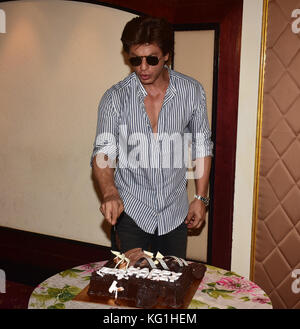 Mumbai, Maharashtra, Indien. November 2017. Der indische Filmschauspieler Shahrukh Khan feiert mit Medienmitarbeitern im Hotel Taj Lands End in Bandra in Mumbai den 52. Geburtstag. Azhar Khan/ZUMA Press Credit: Azhar Khan/ZUMA Wire/Alamy Live News Stockfoto