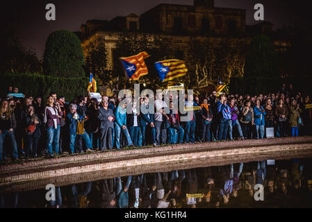 Barcelona, Spanien. 2. November 2017: Katalanische Separatisten rufen Parolen, als sie gegen die Unterstützung von 8 Mitgliedern der ehemaligen katalanischen Regierung protestieren, die nach ihrem Erscheinen vor Gericht in Haft gehalten werden, um die Rebellion zu erklären. Aufruhr und Missbrauch öffentlicher Gelder im Zusammenhang mit einem verbotenen Referendum über die Sezession und der Unabhängigkeitsabstimmung im katalanischen Parlament. Quelle: Matthias Oesterle/Alamy Live News Stockfoto