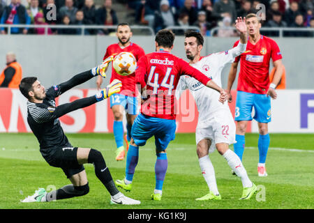 November 2, 2017: Florin Nita #1 (fcsb Bukarest) und Isaak cuenca Nr. 22 (hapoel beer-sheva) während der UEFA Europa League, Gruppenphase 2017-2018, Groupe g Spiel zwischen fcsb Bukarest (ROU) und hapoel beer-sheva fc (ISR) auf nationaler Arena, Bukarest, Rumänien Rou. foto: Cronos/Catalin soare Stockfoto