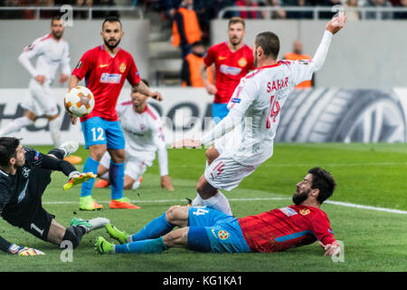 November 2, 2017: Florin Nita #1 (fcsb Bukarest) und Ben Sahar #14 (hapoel beer-sheva) zählen die israelische Mannschaft Ziel während der UEFA Europa League, Gruppenphase 2017-2018, Groupe g Spiel zwischen fcsb Bukarest (ROU) und hapoel beer-sheva fc (ISR) auf nationaler Arena, Bukarest, Rumänien Rou. foto: Cronos/Catalin soare Stockfoto