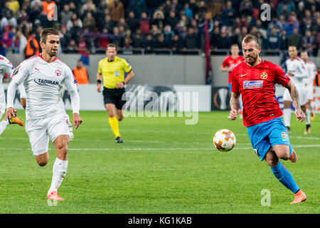 November 3, 2017: Denis fcsb alibec #7 (Bukarest) und Miguel Vitor #4 (hapoel beer-sheva) während der UEFA Europa League, Gruppenphase 2017-2018, Groupe g Spiel zwischen fcsb Bukarest (ROU) und hapoel beer-sheva fc (ISR) auf nationaler Arena, Bukarest, Rumänien Rou. foto: Cronos/Catalin soare Stockfoto