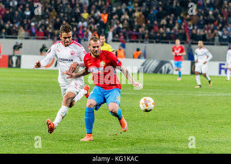 November 3, 2017: Denis fcsb alibec #7 (Bukarest) und Miguel Vitor #4 (hapoel beer-sheva) während der UEFA Europa League, Gruppenphase 2017-2018, Groupe g Spiel zwischen fcsb Bukarest (ROU) und hapoel beer-sheva fc (ISR) auf nationaler Arena, Bukarest, Rumänien Rou. foto: Cronos/Catalin soare Stockfoto