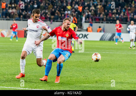 November 3, 2017: Denis fcsb alibec #7 (Bukarest) und Miguel Vitor #4 (hapoel beer-sheva) während der UEFA Europa League, Gruppenphase 2017-2018, Groupe g Spiel zwischen fcsb Bukarest (ROU) und hapoel beer-sheva fc (ISR) auf nationaler Arena, Bukarest, Rumänien Rou. foto: Cronos/Catalin soare Stockfoto