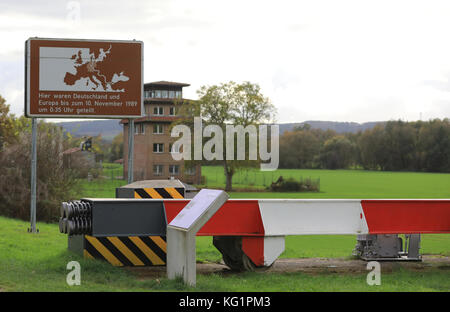 Ein Schild mit der Aufschrift „hier waren Deutschland und Europa bis zum 10. November 1989 um 0:35 Uhr geteilt' (hier waren Deutschland und Europa bis 10. November 1989 um 00:35 getrennt) ist im Grenzlandmuseum Eichsfeld in Teistungen zu sehen, 27. Oktober 2017. 1973 wurde der ehemalige deutsche Binnenkontrollpunkt zwischen der Bundesrepublik Deutschland und der Deutschen Demokratischen Republik (GRD) für den sogenannten Kleingrenzverkehr zwischen Worbis und Duderstadt in Eichsfeld in Betrieb genommen. Das Grenzlanduseum Eichsfeld, das sich heute an der Stockfoto