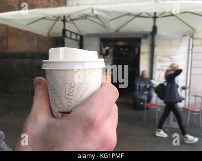 Rom, Italien. November 2017. ILLUSTRATION - Ein Mann hält einen Kaffee zum Mitnehmen in einer Kaffeetasse in Rom, Italien, 2. November 2017. Quelle: Lena Klimkeit/dpa/Alamy Live News Stockfoto