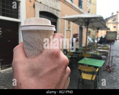 Rom, Italien. November 2017. ILLUSTRATION - Ein Mann hält einen Kaffee zum Mitnehmen in einer Kaffeetasse in Rom, Italien, 2. November 2017. Quelle: Lena Klimkeit/dpa/Alamy Live News Stockfoto