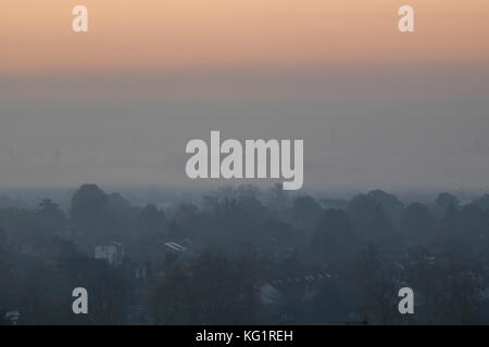 London, Großbritannien. 3 Nov, 2017 Wimbledon Landschaft im frühen Morgennebel Kredit abgedeckt: Amer ghazzal/alamy leben Nachrichten Stockfoto