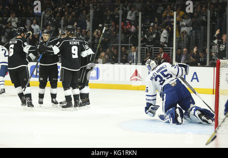 Los Angeles, Kalifornien, USA. 1 Nov, 2017. Los Angeles Kings Spieler feiern ihr Ziel bei einem 2017-2018 NHL Hockey Spiel in Los Angeles, an November 2, 2017. Los Angeles Kings gewonnen 5-3 Credit: Ringo Chiu/ZUMA Draht/Alamy leben Nachrichten Stockfoto