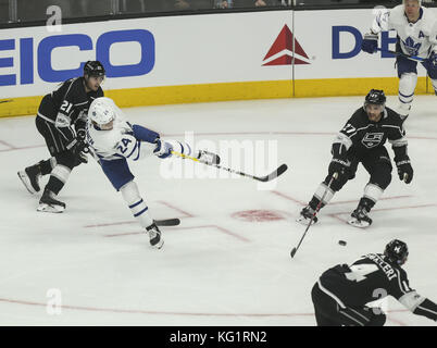 Los Angeles, Kalifornien, USA. 1 Nov, 2017. Toronto Maple Leafs vorwärts Kasperi Kapanen (24) schießt gegen die Los Angeles Kings während einer 2017-2018 NHL Hockey Spiel in Los Angeles, an November 2, 2017. Los Angeles Kings gewonnen 5-3 Credit: Ringo Chiu/ZUMA Draht/Alamy leben Nachrichten Stockfoto