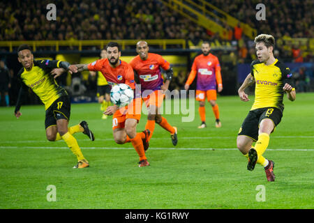 Dortmund, Deutschland. November 2017. Raphael GUERREIRO (re., DO) schiesst das Tor zum 1:0 für Borussia Dortmund, Aktion, Fussball Champions League, Gruppenphase, Gruppe H, Borussia Dortmund (DO) - APOEL Nikosia (Apoel), am 01.11.2017 in Dortmund/Deutschland. |Nutzung weltweit Guthaben: dpa/Alamy Live News Stockfoto