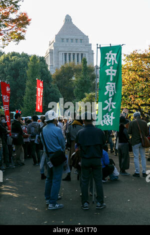 Tokio, Japan. November 2017. Demonstranten halten Plakate mit Antikriegsbotschaften und skandieren gegen Premierminister Shinzo Abe am 3. November 2017 vor dem National Diet Building. Nachdem am 1. November bekannt wurde, dass Shinzo Abe seine Position als Premierminister behalten wird, gingen die Demonstranten auf die Straße in der Nähe des National Diet Building, um sich gegen seine Politik zu versammeln, einschließlich der Revision der pazifistischen Verfassung. Quelle: Rodrigo Reyes Marin/AFLO/Alamy Live News Stockfoto