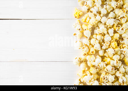 Gesalzene Popcorn auf einem weißen Tisch. nach oben anzeigen. leeren Raum für Text Stockfoto