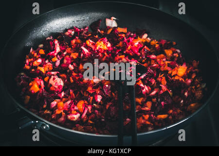 Karotten, Rüben und Zwiebeln in einer Pfanne geröstet auf dem Herd. Zutaten für borsch Stockfoto