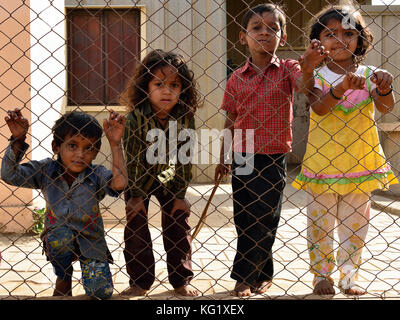 Bhuj, Indien - 13 Januar 2015: indische Kinder stehen hinter dem Zaun der Schule, in der Sie studieren. Stockfoto